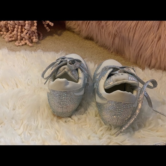 "Sparkly Silver Glamorous Chic!" Sz 6 as shown inside under cushion. - Picture 6 of 11